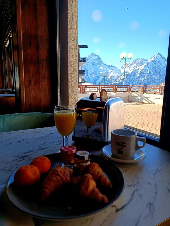Nespecifikovaný výhled na hory nebo výhled na hory při pohledu z hotelu