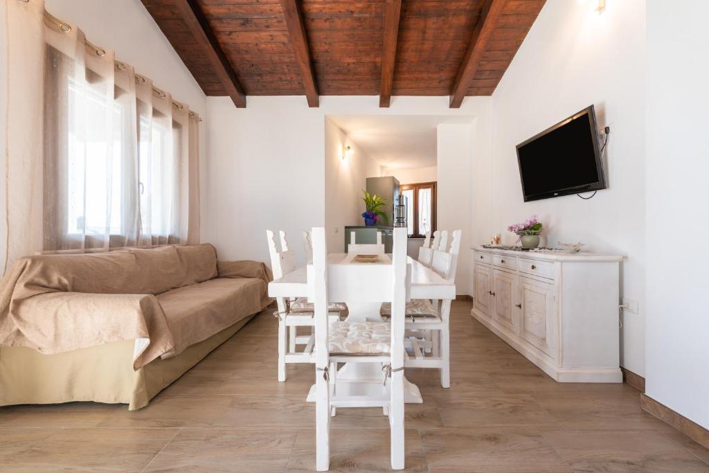 sala de estar con sofá y mesa en Casa Giovanna, en San Giovanni Suergiu