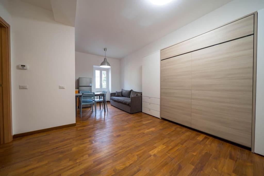 una gran puerta corredera en una sala de estar con mesa en My House&Apartments en Agrate Brianza