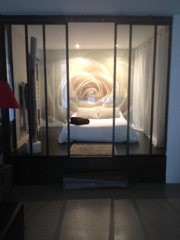 a room with a bed in a glass frame at L’atelier de Graslin in Nantes