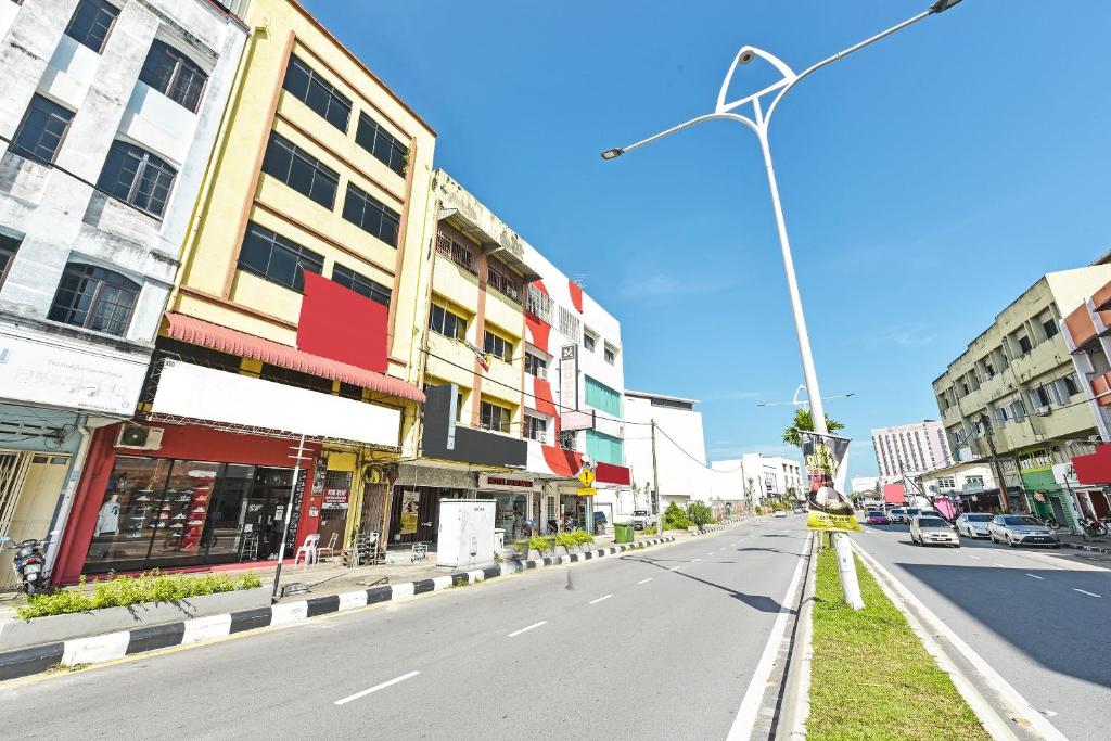an empty street in a city with buildings at OYO 90727 Hotel Mini Indah in Kuala Terengganu