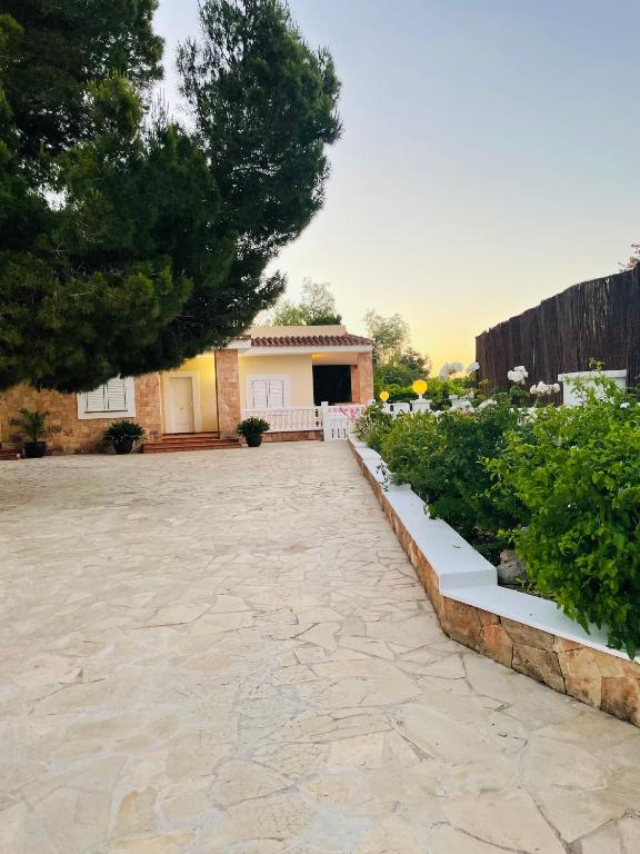 A garden outside Villa con piscina gigante