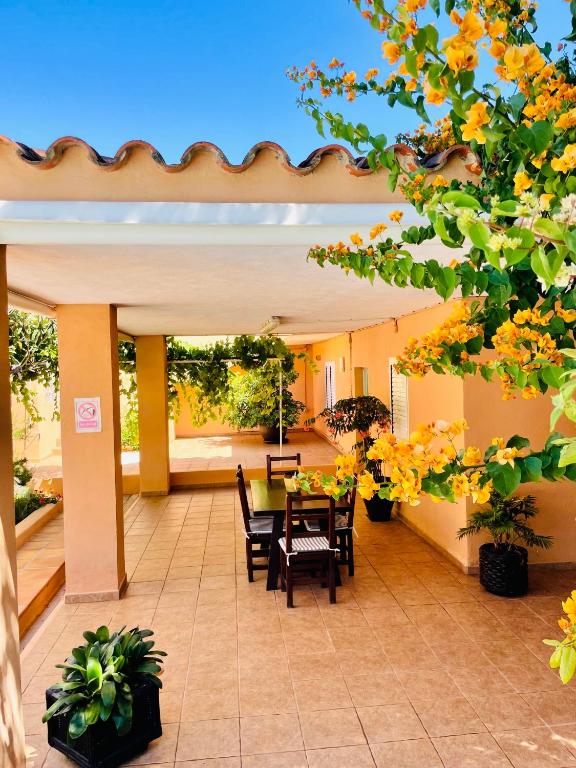 A patio or other outdoor area at Villa con piscina gigante