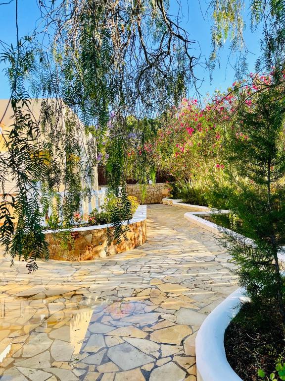 A garden outside Villa con piscina gigante