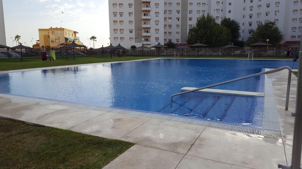 duży błękitny basen w mieście w obiekcie Apartamento Cañadilla MRZ Rentals w mieście El Puerto de Santa María