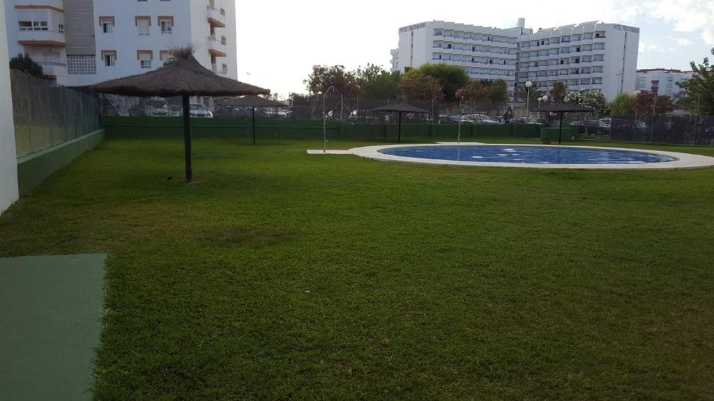 park z parasolką w trawie w obiekcie Apartamento Cañadilla MRZ Rentals w mieście El Puerto de Santa María