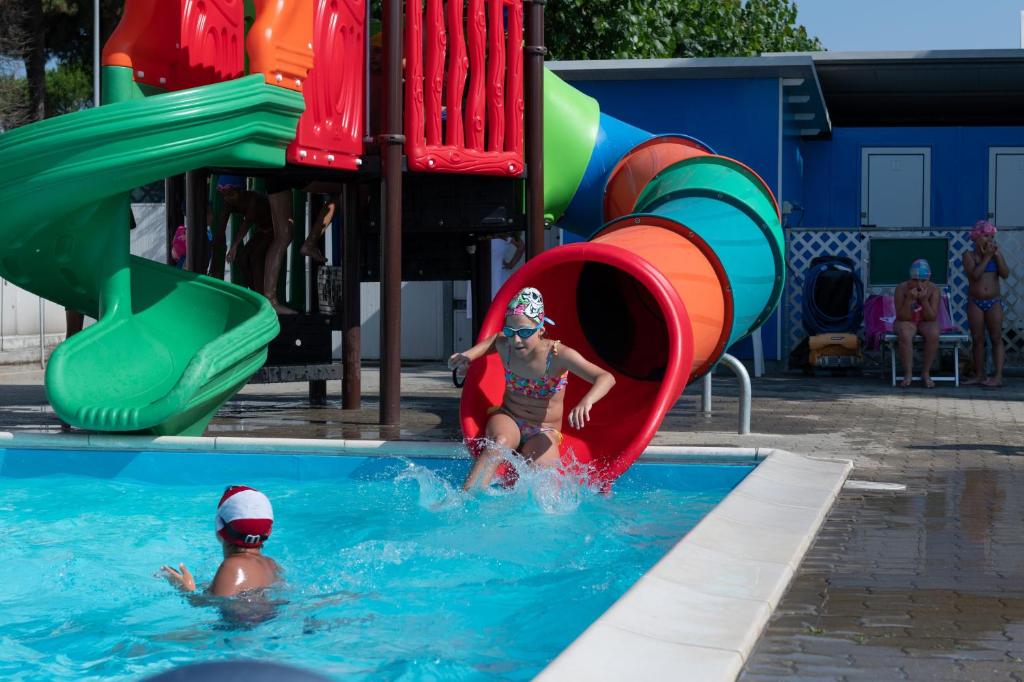Bazén v ubytování Club del Sole Adriatico Cervia Easy Camping Village nebo v jeho okolí