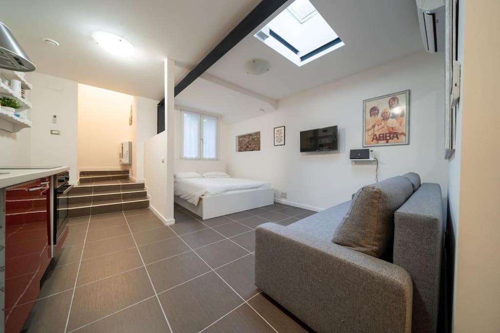 ein Wohnzimmer mit einem Sofa und einem Bett in der Unterkunft Beat House&Apartments: ABBA in Cernusco sul Naviglio