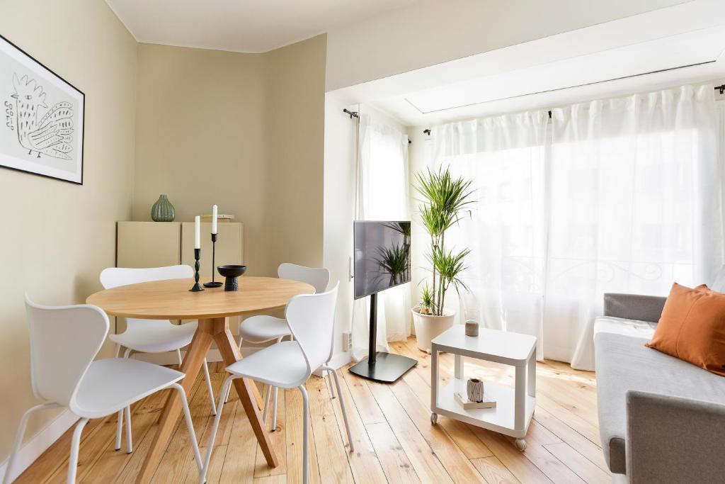 El ArrabalにあるWOW Apartments by Olala Homesのリビングルーム(木製テーブル、白い椅子付)