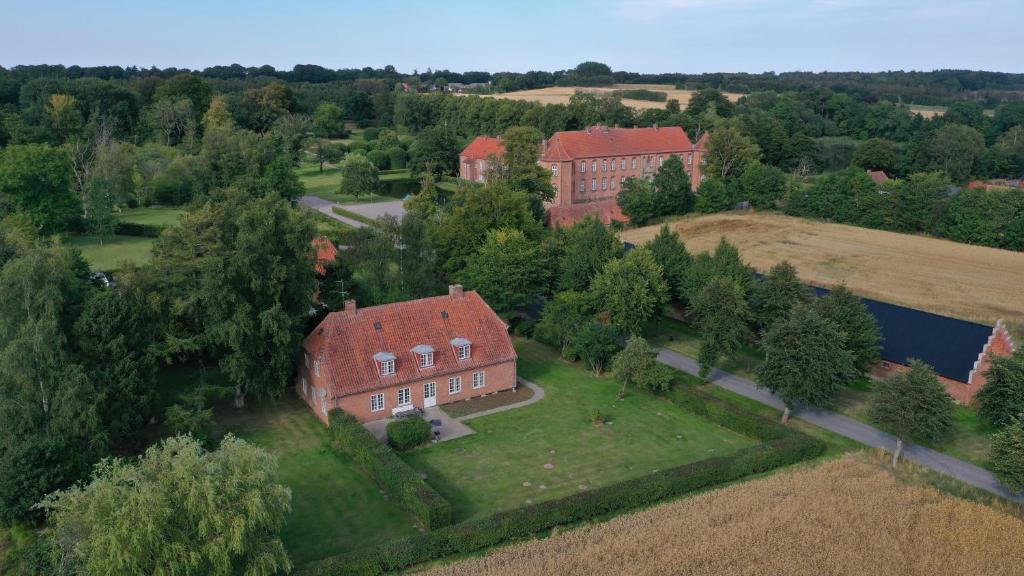 eine Luftansicht eines großen Backsteingebäudes mit Bäumen in der Unterkunft Forvalterboligen in Hadsund