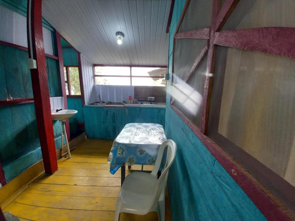 mały stolik w środku domu w obiekcie Hostal tachiwa w mieście Puerto Nariño