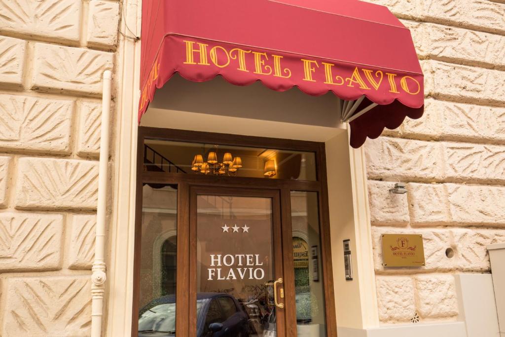 un cartello Hotel Flaxico sulla parte anteriore di un edificio di Hotel Flavio a Roma