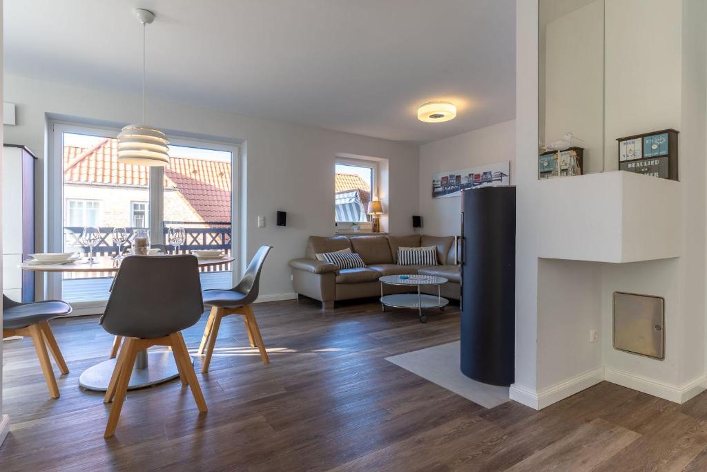 Una sala de estar con un sofá y una chimenea. en Dorfplatz Appartement Dorfplatz, en Olsdorf