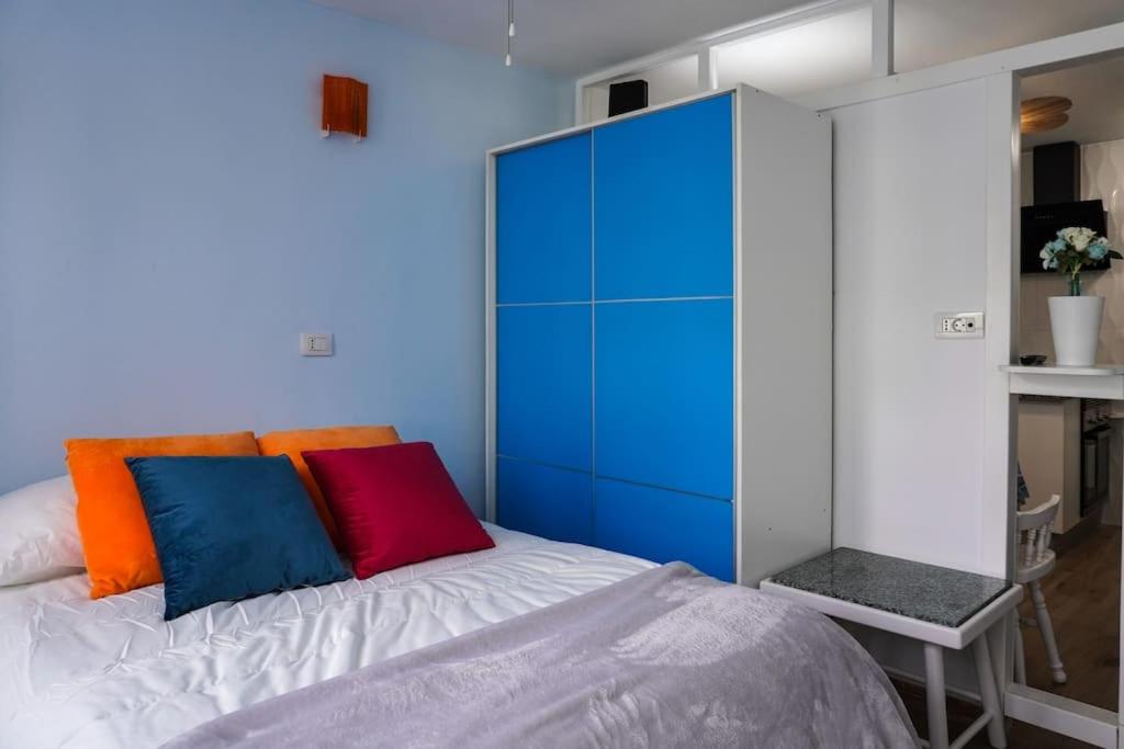 una camera da letto con un letto con cuscini colorati di Blue Batayola Pool a Candelaria