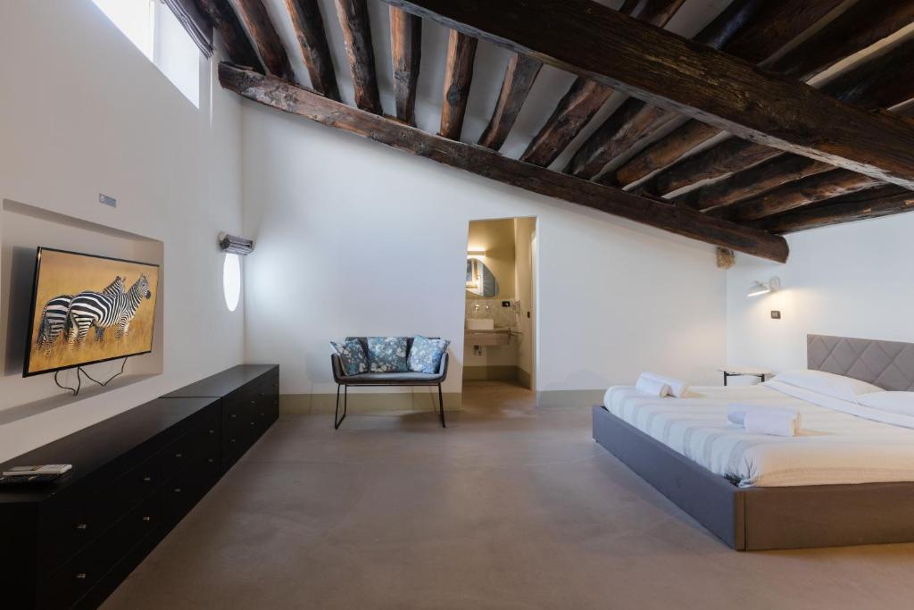 Łóżko lub łóżka w pokoju w obiekcie Palazzo Cavarretta - Pinella's Rooms and Apartment