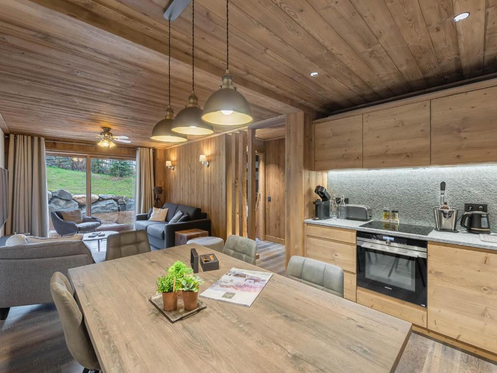 Kuchyňa alebo kuchynka v ubytovaní Charmant appartement à Courchevel Le Praz, proche des pistes, 4 adultes | 1 enfant, services inclus - FR-1-568-22