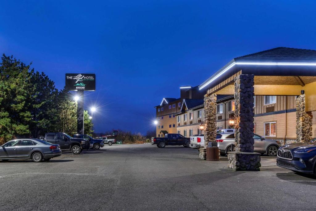 un estacionamiento frente a un hotel por la noche en Lloyd Hotel Astoria Bayfront, Ascend Hotel Collection en Astoria, Oregon