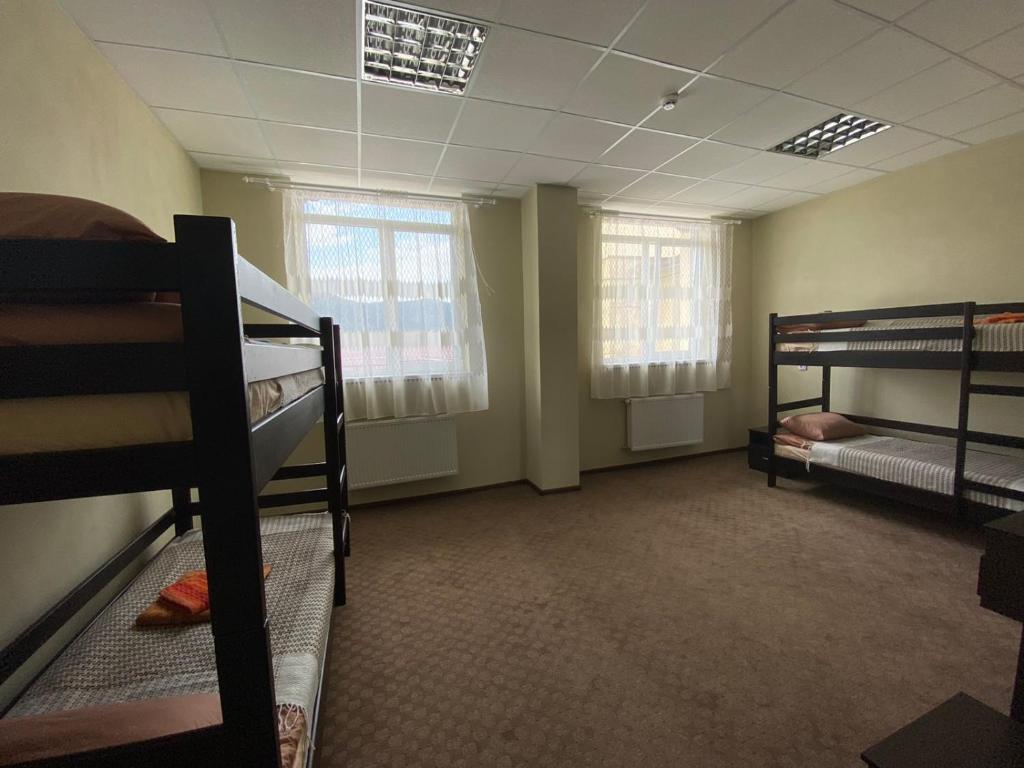Ein Etagenbett oder Etagenbetten in einem Zimmer der Unterkunft Ластівка