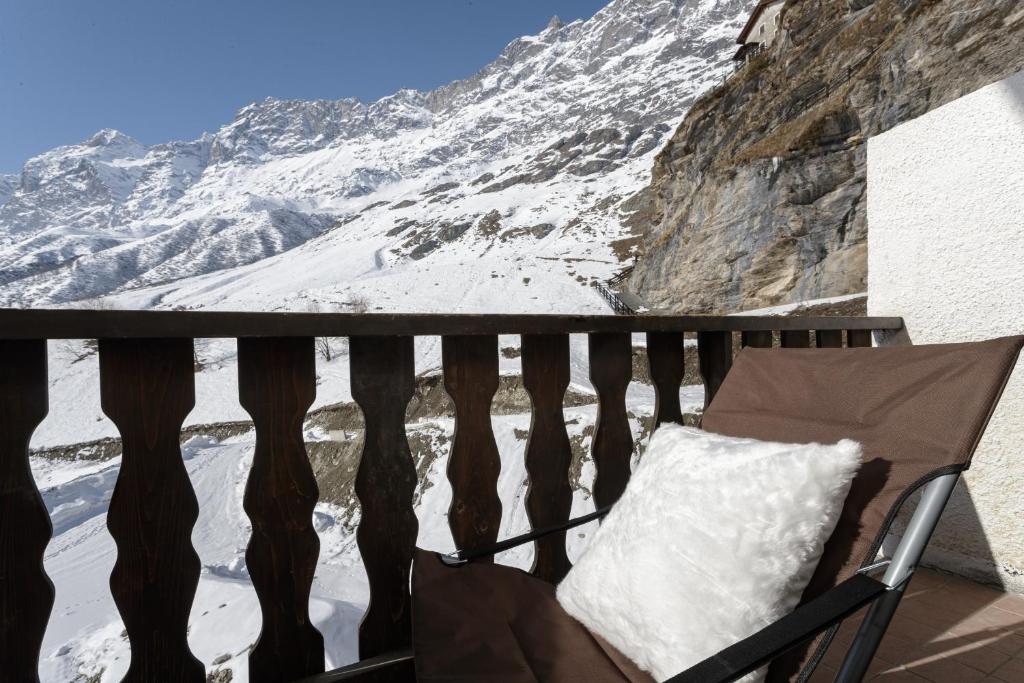 HelloChalet - Pandora Mountain View with jacuzzi, garage and ski storage,  Breuil-Cervinia – Updated 2023 Prices