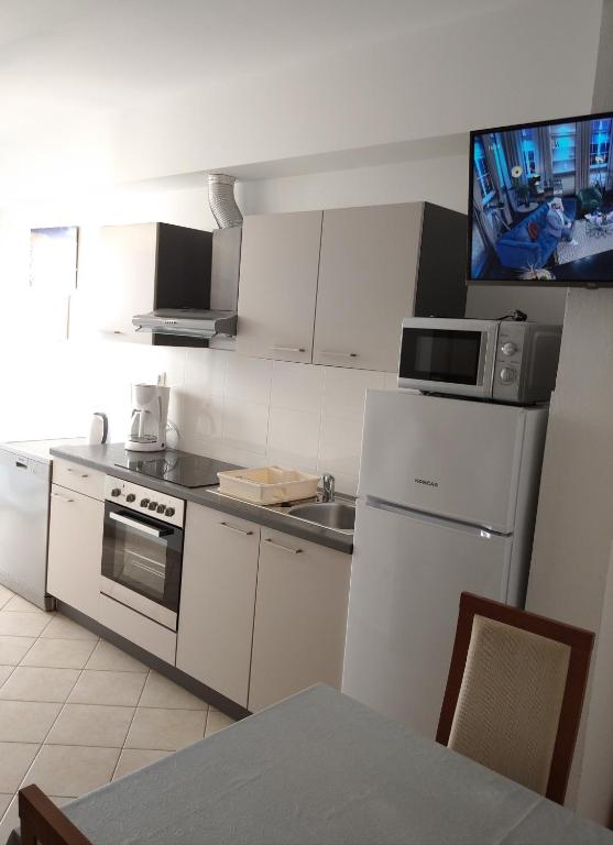 Kuchyň nebo kuchyňský kout v ubytování Apartmani Perak
