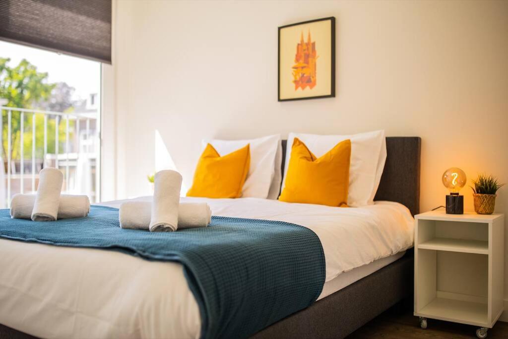 sypialnia z dużym łóżkiem z żółtymi poduszkami w obiekcie Lovely 3 Bedroom Apartment in Eindhoven 65m2 w Eindhoven