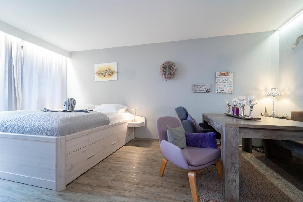 Schlafzimmer mit einem Bett, einem Schreibtisch und einem Stuhl in der Unterkunft Berolina Wohnung 315 in Dahme