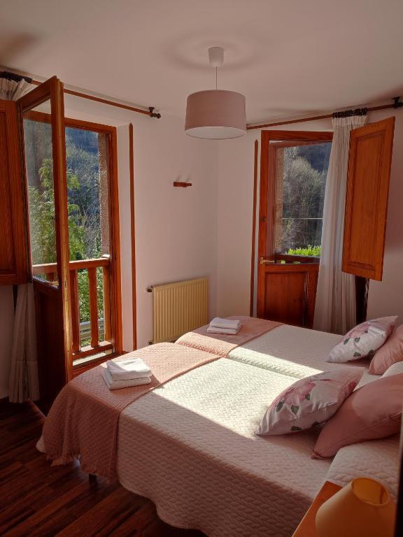 Postel nebo postele na pokoji v ubytování La Salmonera Cangas de Onís
