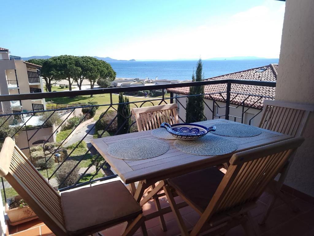 - une table sur un balcon avec vue sur l'océan dans l'établissement De la couleur aux Marquises, à La Londe-les-Maures