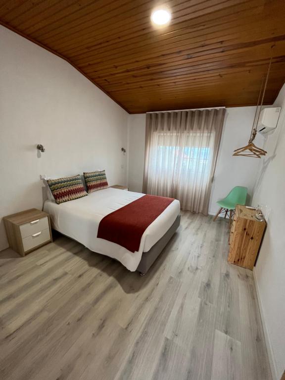 Postel nebo postele na pokoji v ubytování Zulla Nazaré`s Surf Village