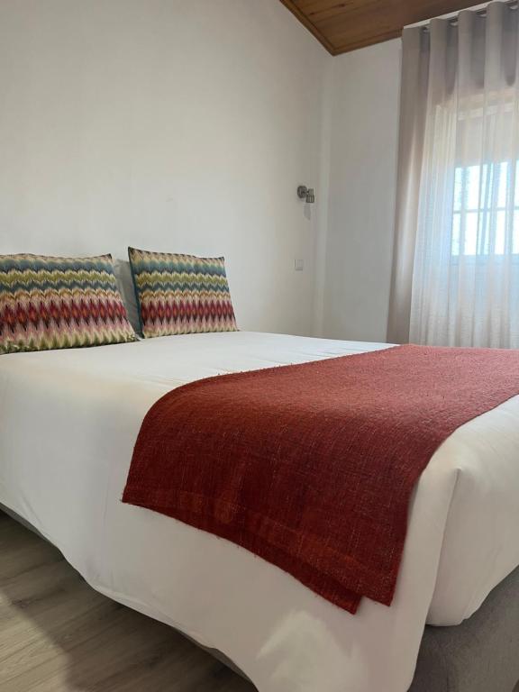 Postel nebo postele na pokoji v ubytování Zulla Nazaré`s Surf Village
