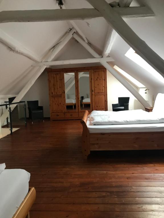 Großes Zimmer mit einem Bett im Dachgeschoss in der Unterkunft Kranenbruch in Schwalmtal