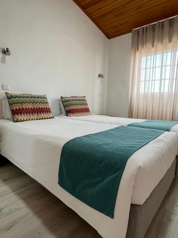 Postel nebo postele na pokoji v ubytování Zulla Nazaré`s Surf Village