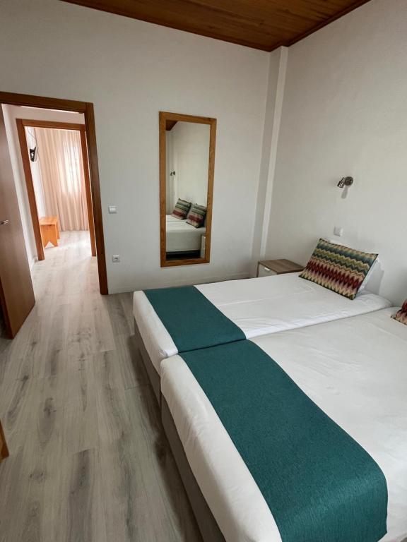 Postel nebo postele na pokoji v ubytování Zulla Nazaré`s Surf Village