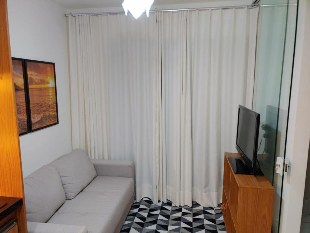 Uma TV ou centro de entretenimento em Apartamento próximo ao Farol da Barra