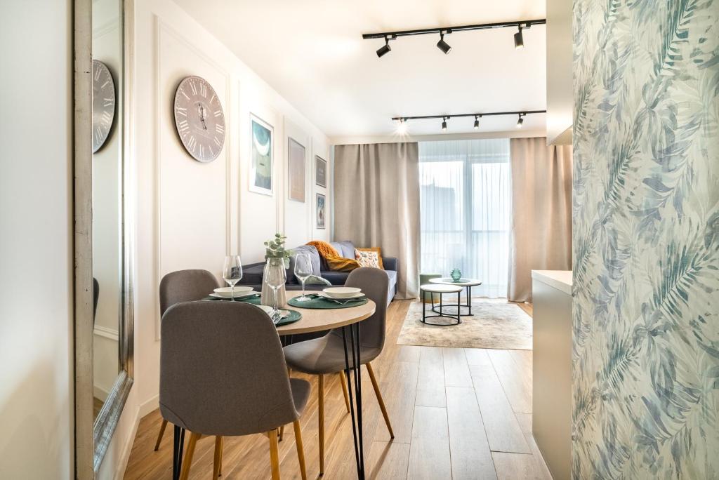 - une salle à manger et un salon avec une table et des chaises dans l'établissement ApartamentySnu, Struga Tower Silver z parkingiem, à Radom