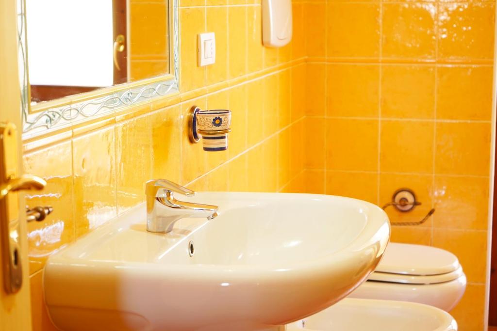 A bathroom at Mereu Central Apartment