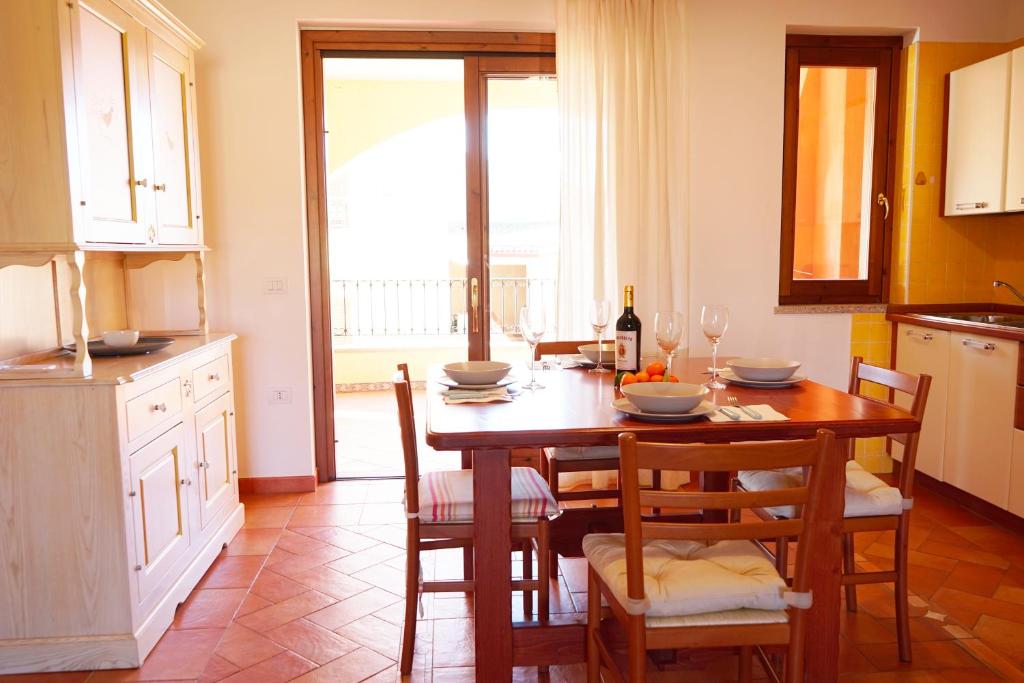 A kitchen or kitchenette at Mereu Central Apartment