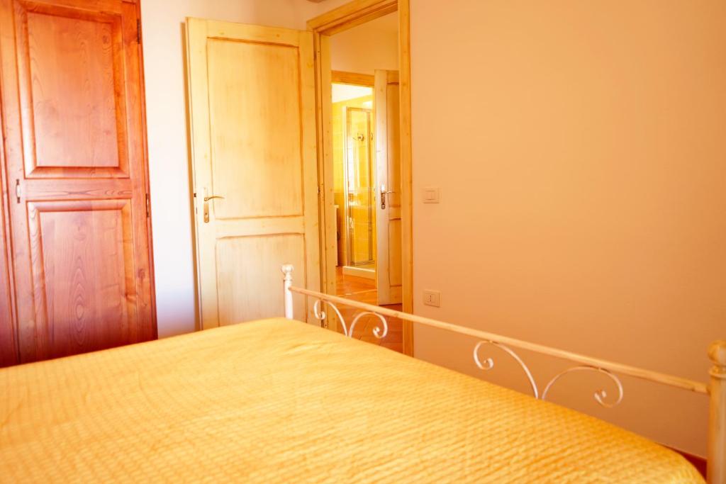 A bed or beds in a room at Mereu Central Apartment