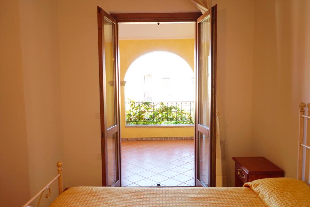 A bed or beds in a room at Mereu Central Apartment