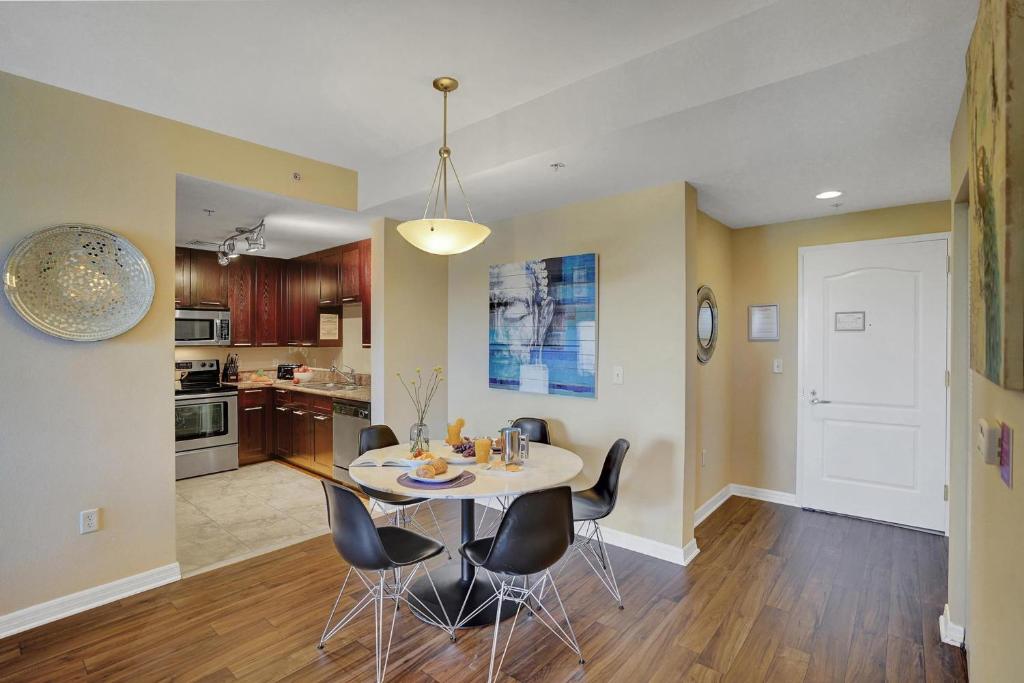 Dharma Home Suites South Miami at Red Road Commons - Apartamento Deluxe De Dos Dormitorios Con Balcón