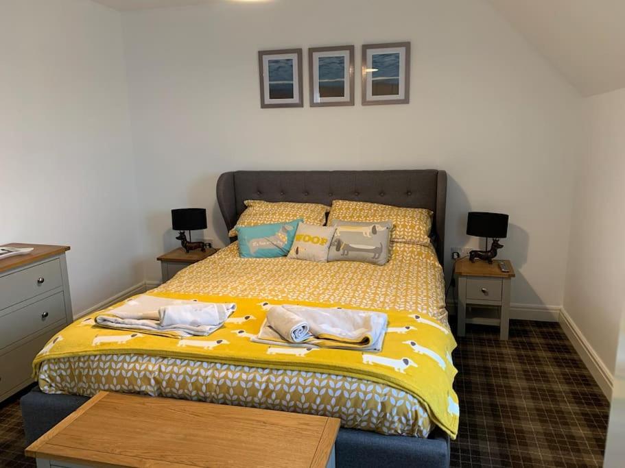 Ένα ή περισσότερα κρεβάτια σε δωμάτιο στο Hotdog House Filey Detached Pet Friendly Eco-House