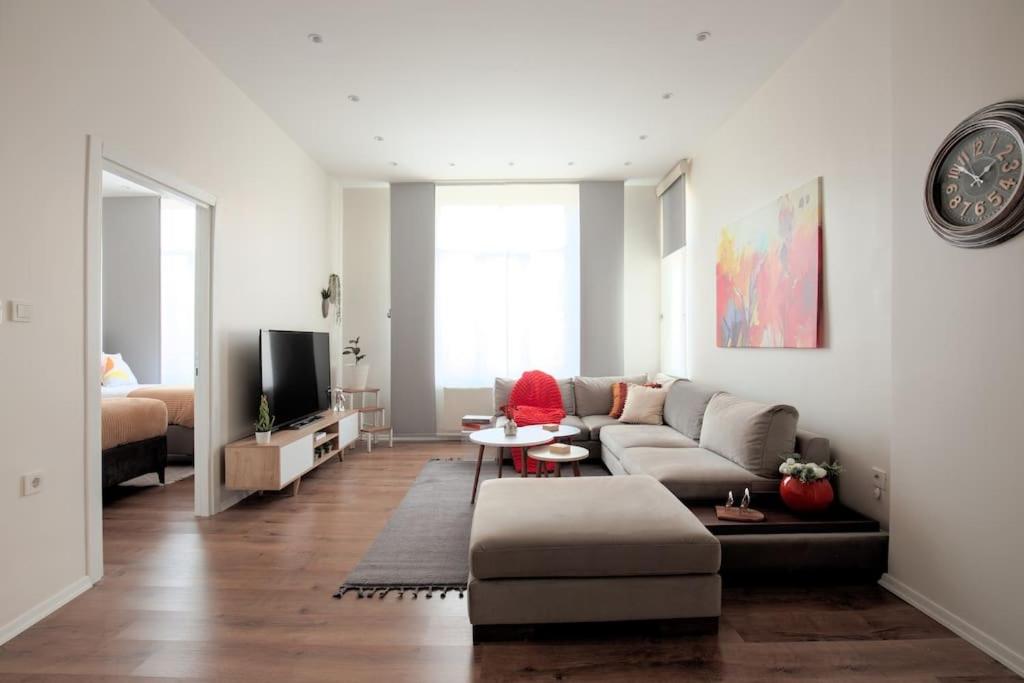 A television and/or entertainment centre at Modern Flat with Central Location near Nisantasi