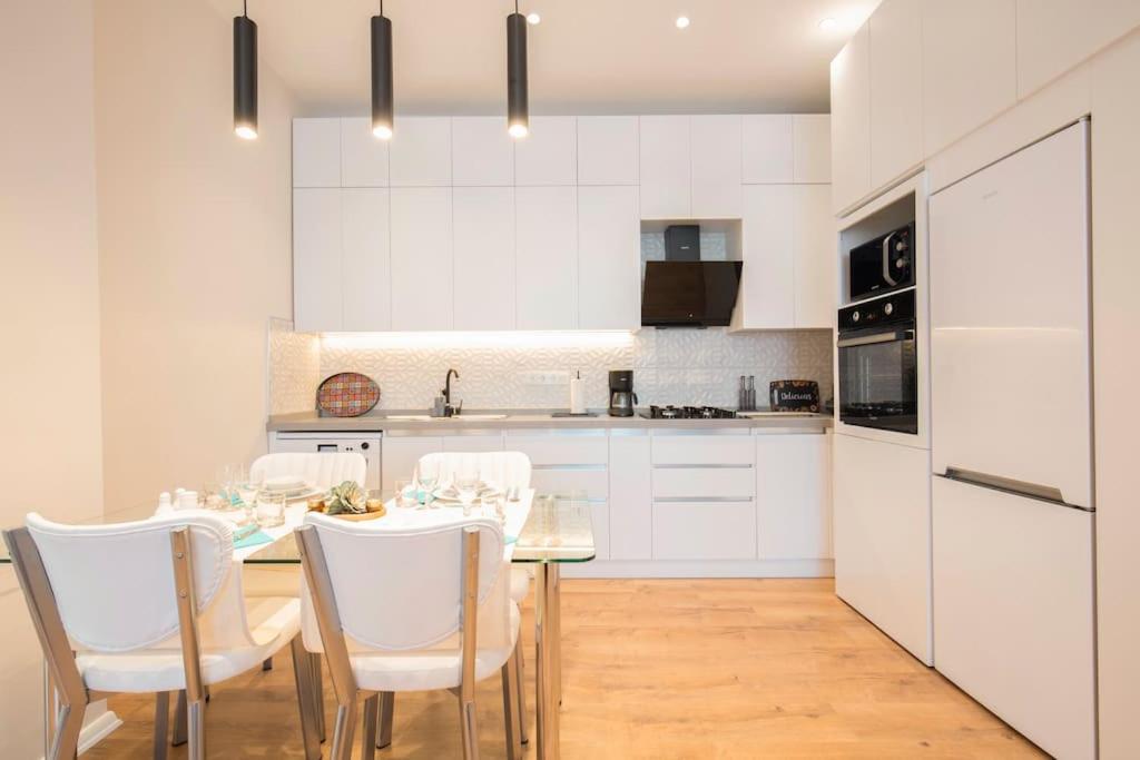 A kitchen or kitchenette at Modern Flat with Central Location near Nisantasi