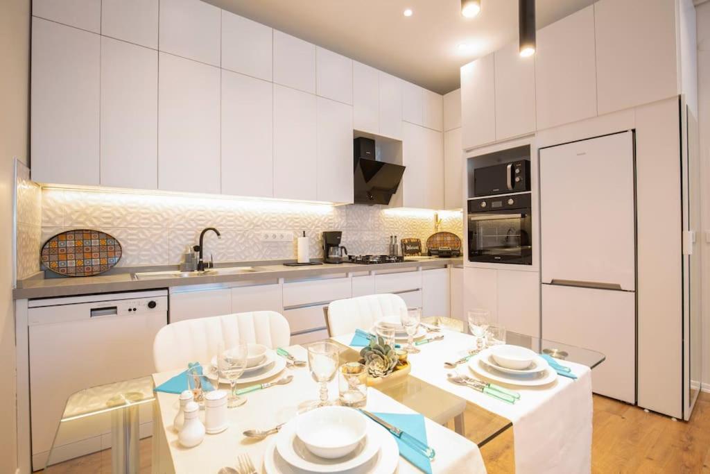 A kitchen or kitchenette at Modern Flat with Central Location near Nisantasi