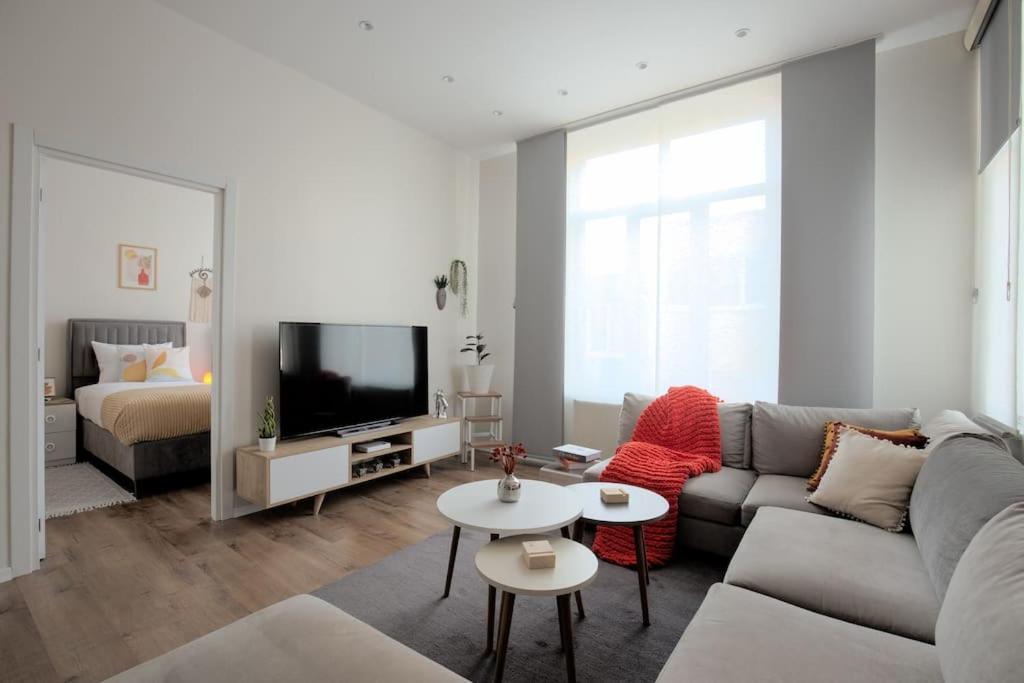 A television and/or entertainment centre at Modern Flat with Central Location near Nisantasi