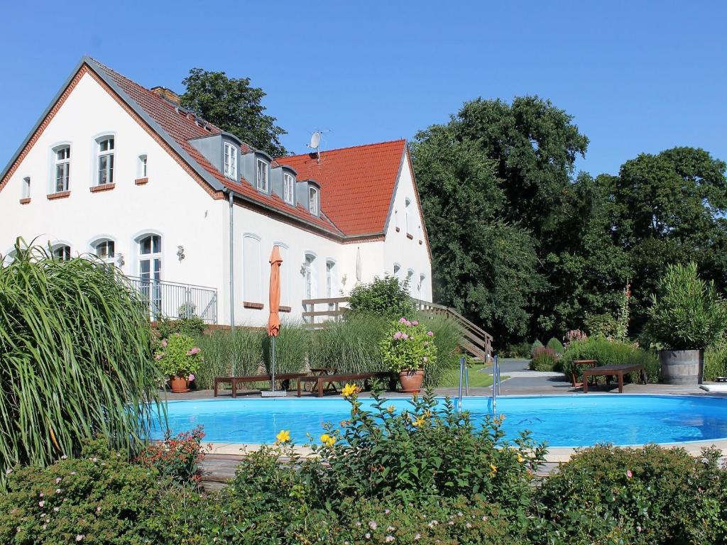 una casa con piscina frente a ella en Gutshof Marienthal en Viereck