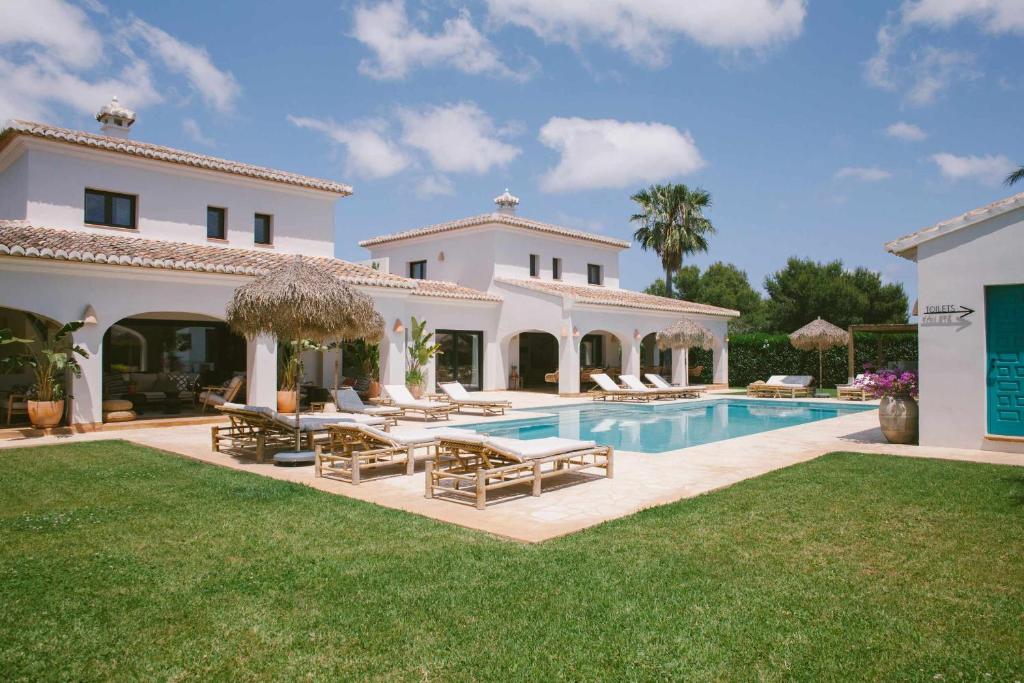 Villa con piscina y casa en The Adelante House, en Jávea