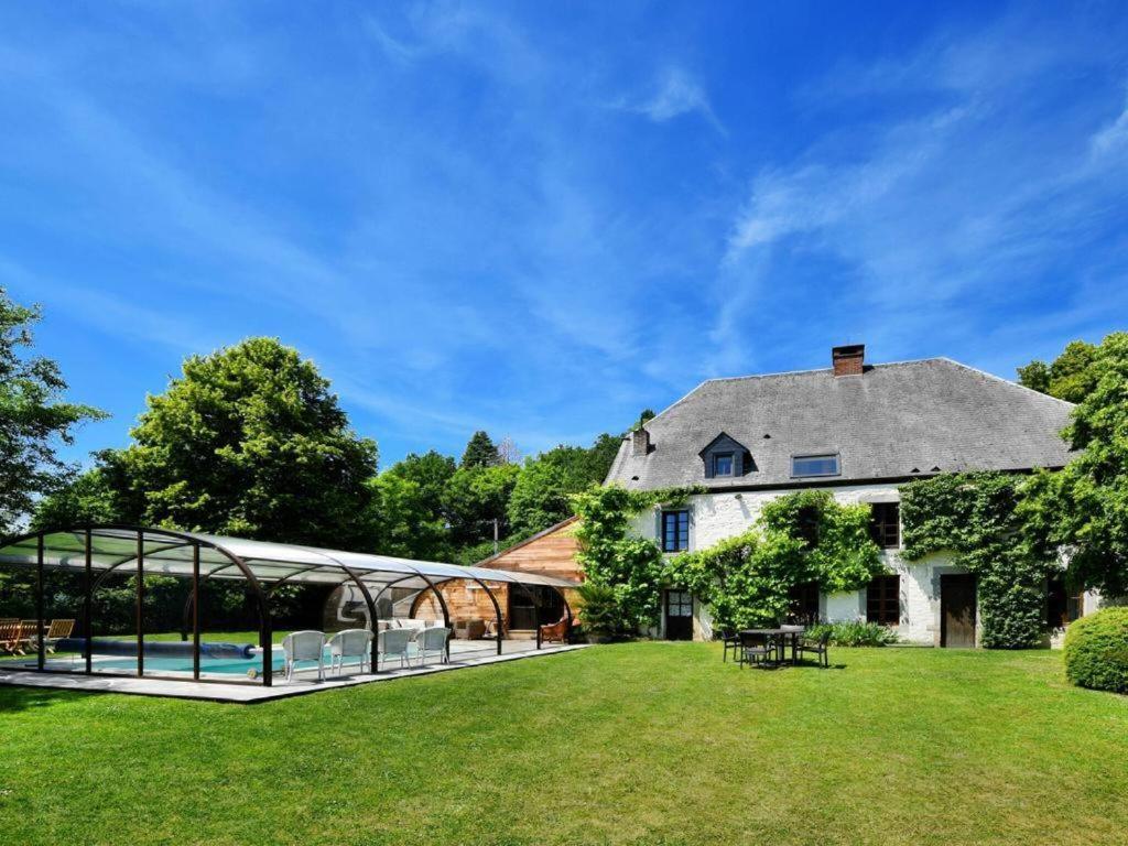 ein Grundstück mit Pool und Haus in der Unterkunft La Conciergerie in Beauraing