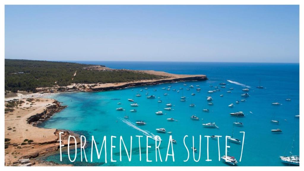 eine Luftansicht eines Hafens mit Booten im Wasser in der Unterkunft Formentera Suite 7 in Es Pujols