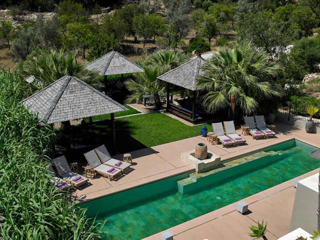 una vista aérea de un complejo con piscina en The Giri Residence, en San Juan Bautista